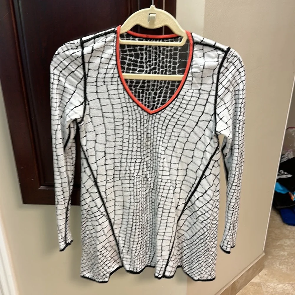 Women’s top. V-neck. Reversible. - Picture 5 of 5